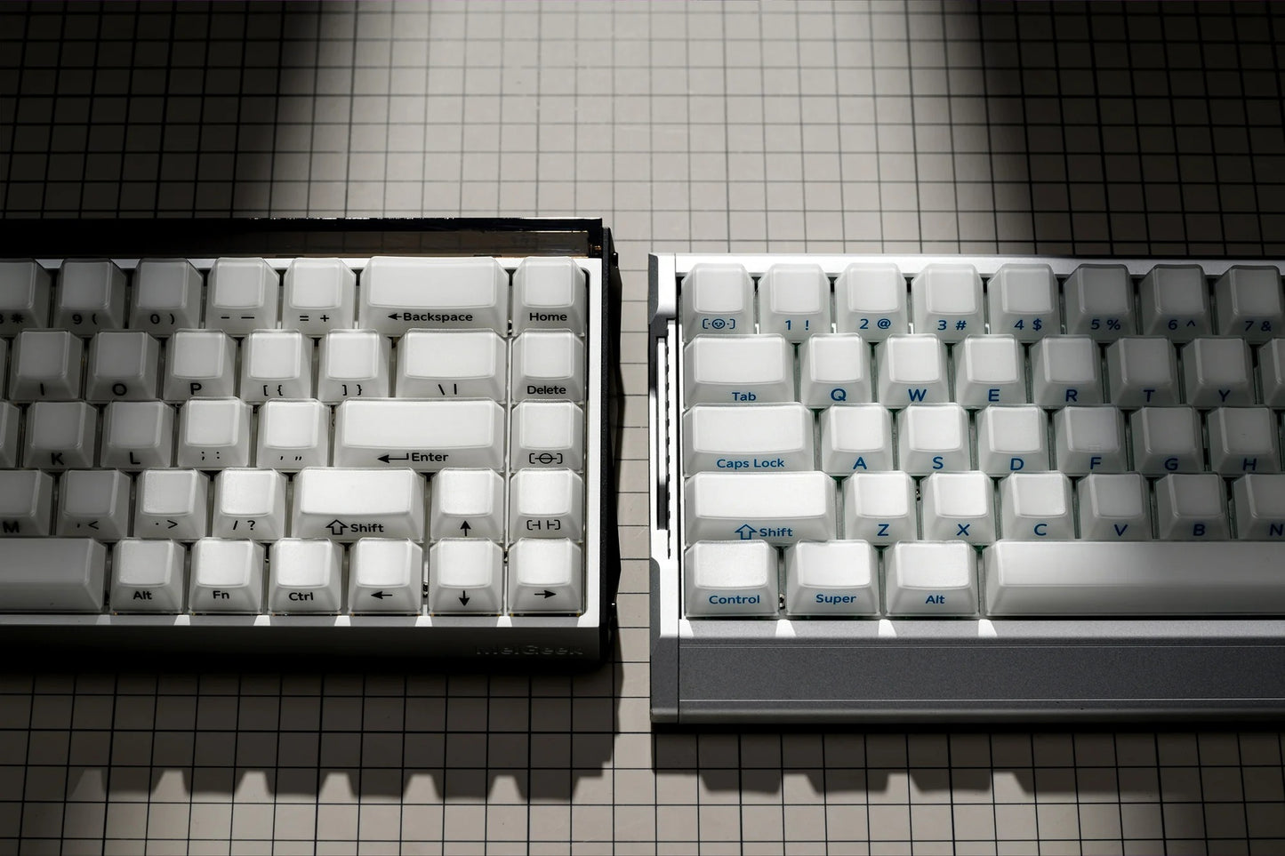Mechanical keyboard close-up with white keycaps and black base in an open case