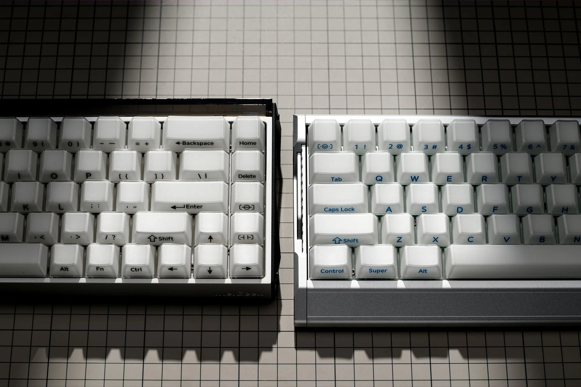 Mechanical keyboard close-up with white keycaps and black base in an open case